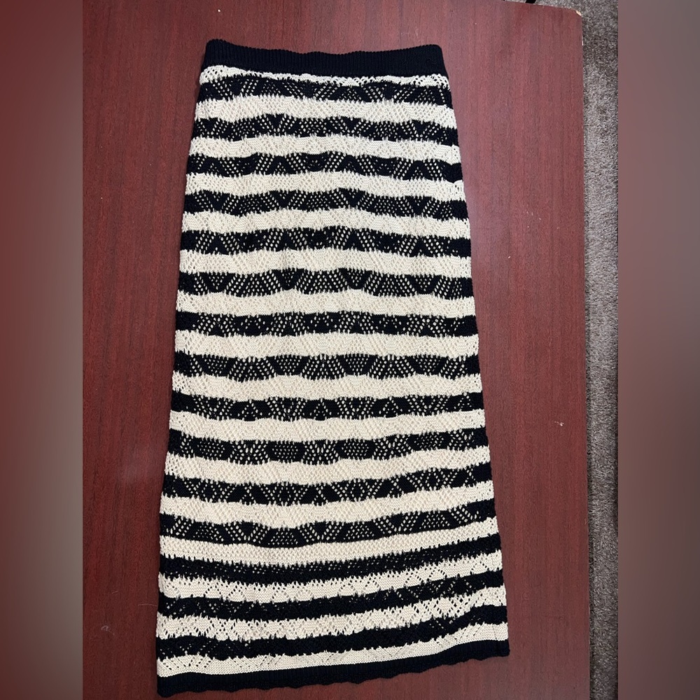 Elegant Black and White Striped Pencil Skirt - Picture 3 of 3